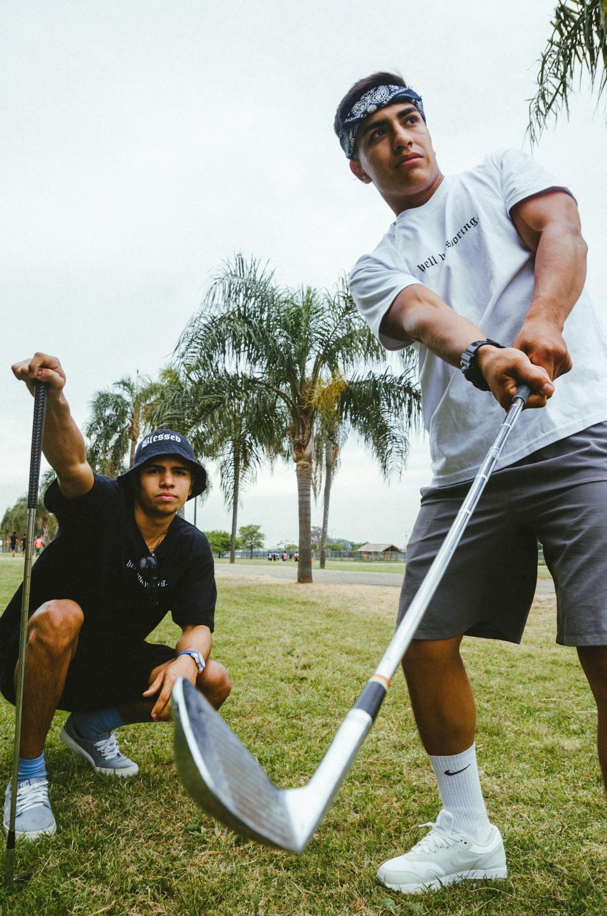 Deux golfeurs jouant sur un parcours de golf verdoyant