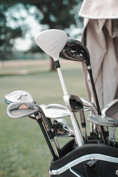 Sac de clubs de golf posé sur un parcours ensoleillé