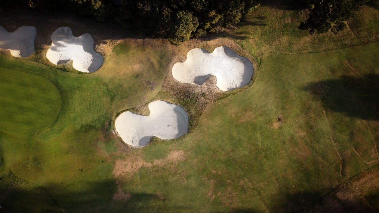 Vue aérienne d'un parcours de golf avec bunkers et fairways