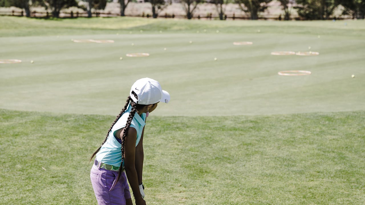 Golfeuse sur un parcours verdoyant au printemps