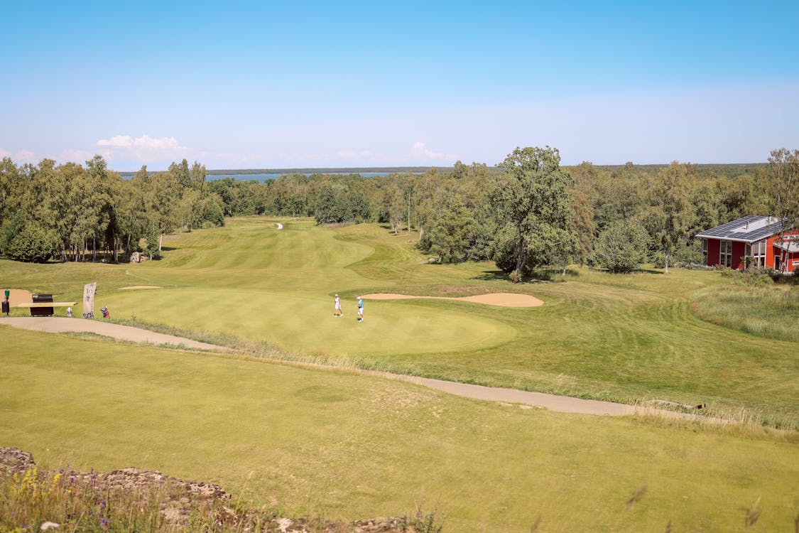 Vue aérienne d'un parcours de golf avec joueurs sur les fairways