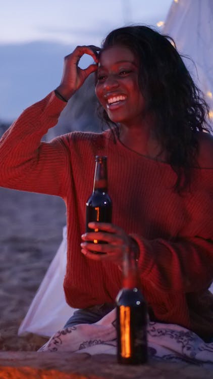 Golfeuse sur un parcours de links écossais sous un ciel nuageux