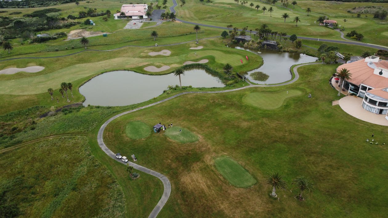 Vue aérienne panoramique d'un parcours de golf paysager